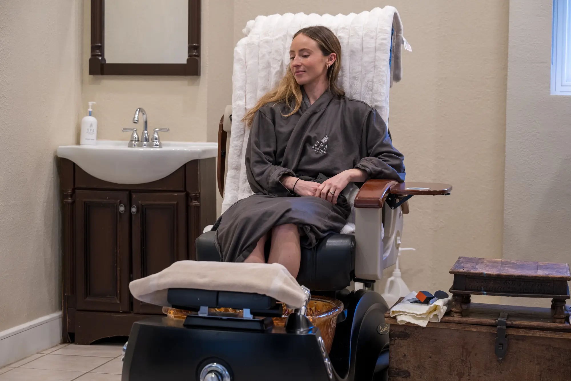 A guest receives a pedicure at The Salon at The Peaks